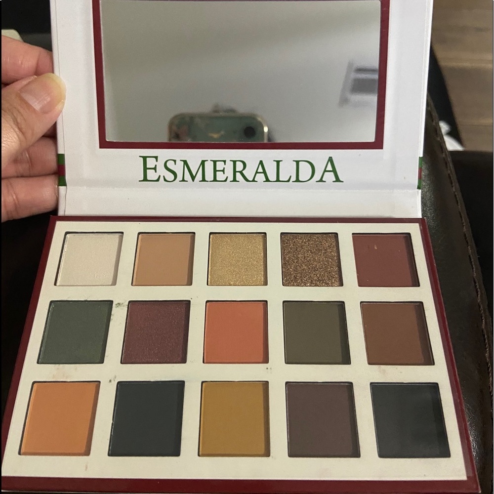 Eye shadow palette